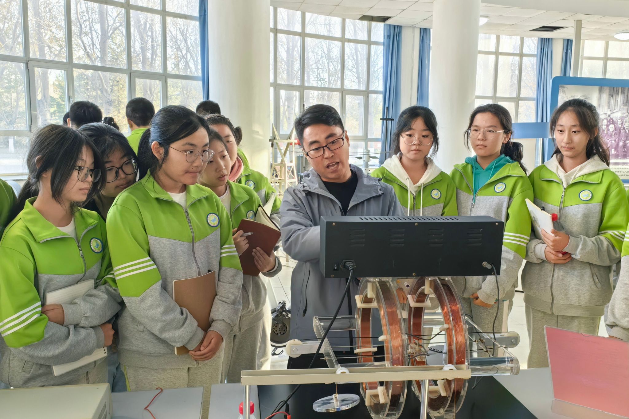 物理与电子工程学院与大庆市三永学校共建研习合作基地